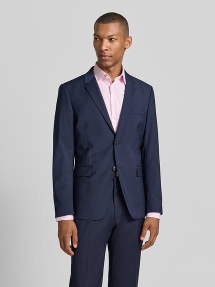 Männermodel trägt dunkelblaues Slim Fit 2-Knopf-Sakko mit Pattentaschen Modell 'JAMIE' von Tiger Of Sweden, Material-Mix mit Woll-Anteil, Reverskragen, Vorderansicht Ganzkörperansicht. Rückenlänge 72 cm, Schulterbreite 46 cm, Ärmellänge 65 cm bei Größe 50.