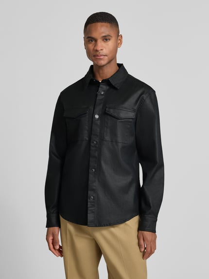 Mannelijk model draagt Regular Fit Hemdjacke met borstzakken Model 'THEO' van Guess, katoen- en viscosemix, Kentkraag, knoopsluiting, ruglengte maat M 73 cm, voorkant volledig zichtbaar.