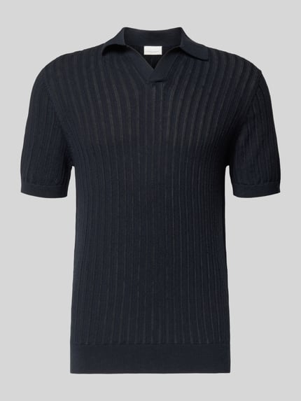 Produktfoto, Slim Fit Poloshirt aus Baumwoll-Leinen-Mix von Profuomo, kolor czarny, krój slim fit, V-dekolt, półrękaw, długość tyłu w rozmiarze M 69 cm, lekko prążkowana faktura