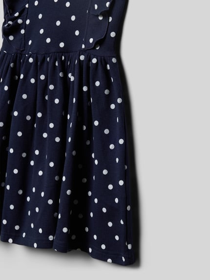Produktfoto, Regular Fit Kleid mit Strukturmuster von Blue Seven in Dunkelblau mit weißen Punkten, reine Baumwolle, Falten-Optik, Rüschen an den Kappärmeln, sichtbare Knopfleiste, taillierte Passform, strukturierte Textur