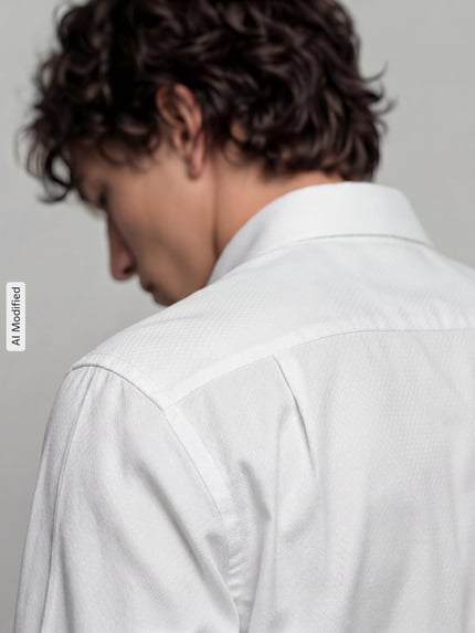 Männermodel trägt weißes Regular Fit Businesshemd aus reiner Baumwolle Modell 'New Kent Patch' von Seidensticker, Nahaufnahme Rückansicht, Herren Businesshemd von Seidensticker.
