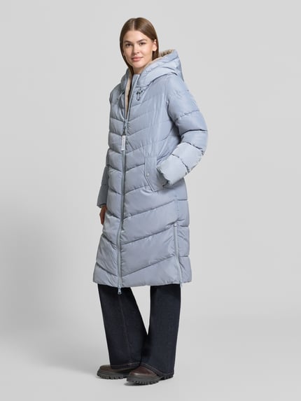 Frauenmodel trägt Puffer Coat mit Kapuze von S.OLIVER CASUAL in hellblau, Longline, unifarben, elastische Ärmel, vorne, Ganzkörperansicht von vorne.