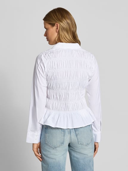 Frauenmodel trägt Slim Fit Bluse mit Smok-Details von Gina Tricot in Weiß, reine Baumwolle, Rückenansicht, Ganzkörperansicht Rückansicht.
