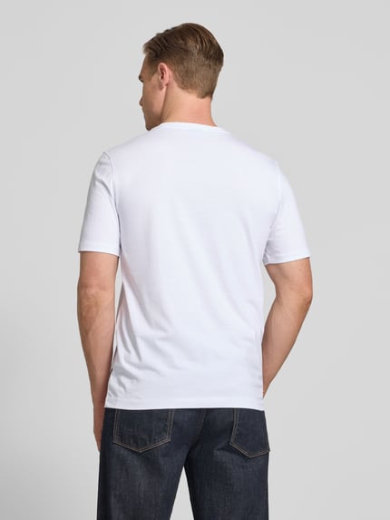 Männermodel trägt T-Shirt mit Label-Detail von bugatti in Weiß, Baumwolle, gerader Schnitt, Rundhalsausschnitt, Ganzkörperansicht Rückansicht.