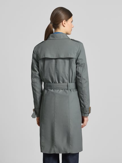 Vrouwenmodel draagt Regular Fit lange jas met platte kraag model 'Lora' van Soyaconcept in materiaalmix met katoen, dubbele knoopsluiting, getailleerd, afneembare stoffen riem en steekzakken, ruglengte maat S 97 cm, schouderbreedte 40 cm, borstwijdte 42 cm, mouwlengte 63 cm. Ganzkörperansicht Rückansicht.