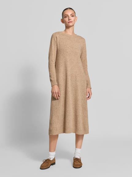 Frauenmodel trägt figurbetontes Freizeitkleid aus Woll-Mix mit Seiden-Anteil Modell 'GOCCIA' von Max Mara, Damen Freizeitkleid von Weekend Max Mara, Ganzkörperansicht von vorne.