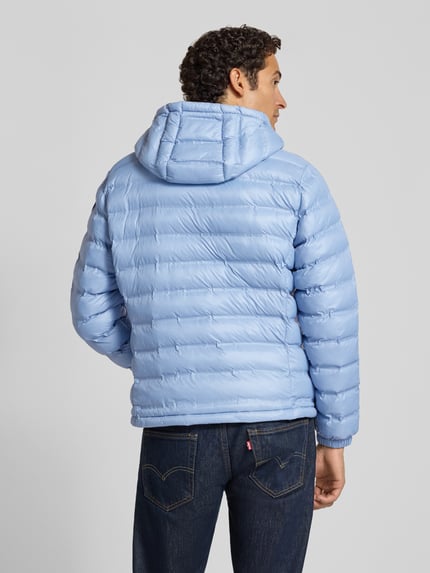 Männermodel trägt Steppjacke mit Zweiwege-Reißverschluss Modell 'CHARLES' von Blauer USA in Hellblau, gesteppt, Rückenansicht.