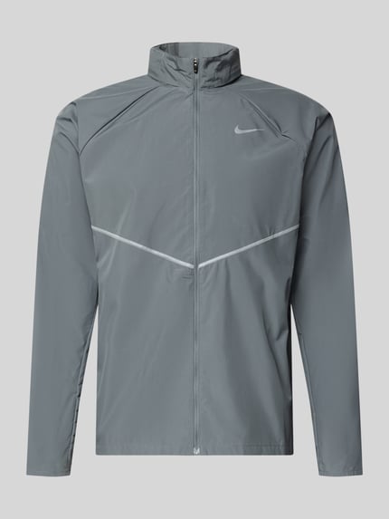 Produktfoto, graue Regular Fit Jacke mit Stehkragen Modell 'Miler' von NIKE TRAINING mit Logo-Print und Reißverschluss, glatte Oberfläche
