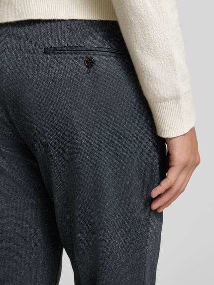 Männermodel trägt Straight Fit Stoffhose aus Viskose-Mix Modell 'Bennet' von JOOP! Collection, dunkler Farbton, Detailaufnahme, Kontext: Herren Stoffhose aus elastischem Viskose-Mix mit Bügelfalten und Gesäßtaschen.