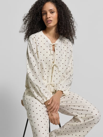 Frauenmodel trägt Regular Fit Bluse mit Zierschleifen von Jake*s Casual im Leinen-Viskose-Mix, Rundhalsausschnitt, Langärmelig, Ganzkörperansicht von vorne.