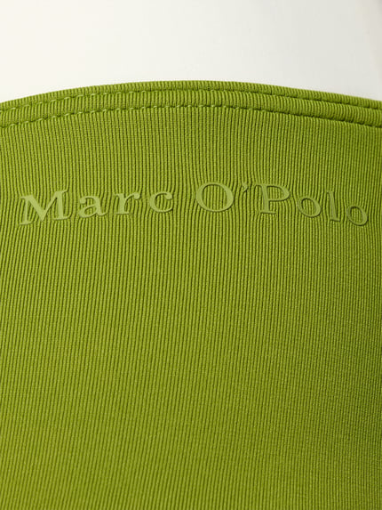 Frauenmodel trägt Bikini Slip mit Kontrastbund von Marc O'Polo, Optik: Unifarben, Label-Print, Bundabschluss: Kontrastbund, elastisch, Detailaufnahme.