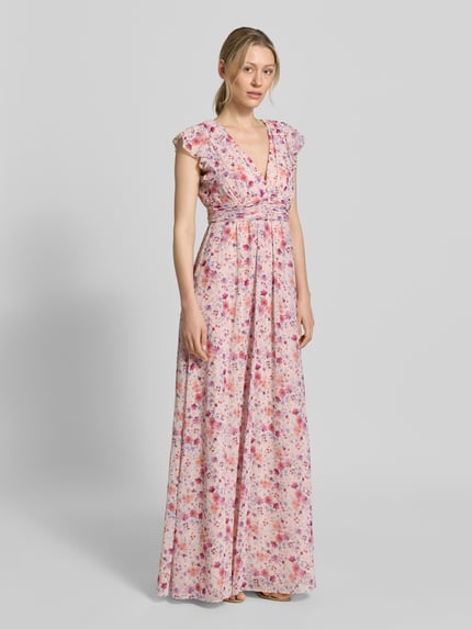 Frauenmodel trägt Abendkleid aus Chiffon mit floralem Allover-Print von Jake*s Cocktail in Rosa-Lila, Taillierte Passform, V-Ausschnitt, Kappärmel in Rüschen-Optik, Raffungen, Ganzkörperansicht von vorne.