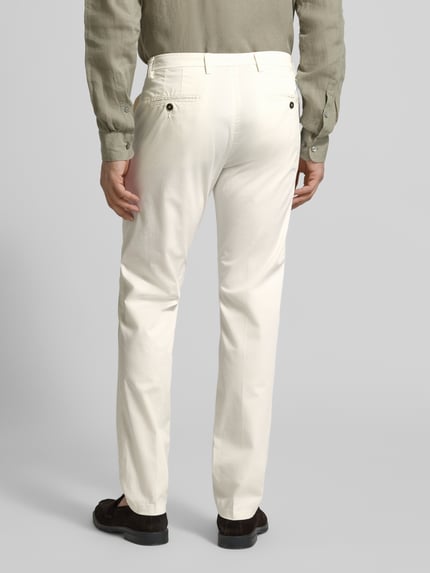 Mannenmodel draagt Hose met steekzakken van Manuel Ritz, mix van katoen en elastaan, slim fit, wit, achterzakken, ganzkörperansicht rückansicht.
