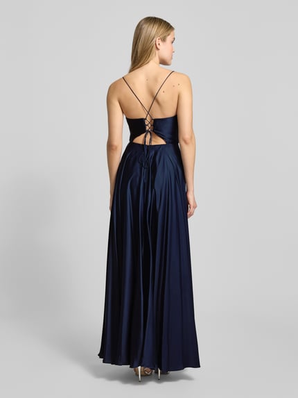 Frauenmodel trägt Abendkleid aus Satin mit rückseitiger Schnürung von Hey Kyla in Dunkelblau, A-Linie, Maxikleid, Rückansicht Ganzkörperansicht.