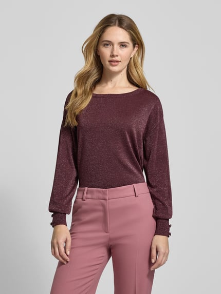 Frauenmodel trägt Strickpullover mit Zierknöpfen Modell 'MOBBE' von B.Young, Viskose-Mix in Bordeaux, Ganzkörperansicht von vorne.