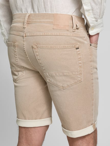 Männermodel trägt Regular Fit Jeansshorts aus Baumwoll-Mix von Brax, Optik: Unifarben, 5-Pocket-Design, Ganzkörperansicht Rückansicht.