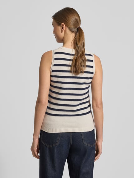 Frauenmodel trägt Pullunder aus Baumwoll-Kaschmir-Mix mit Rundhalsausschnitt von LUISA CERANO, Regular-Fit, Rippenbündchen, Streifenmuster, Rückenlänge 57 cm bei Größe 36, Ganzkörperansicht Rückansicht.