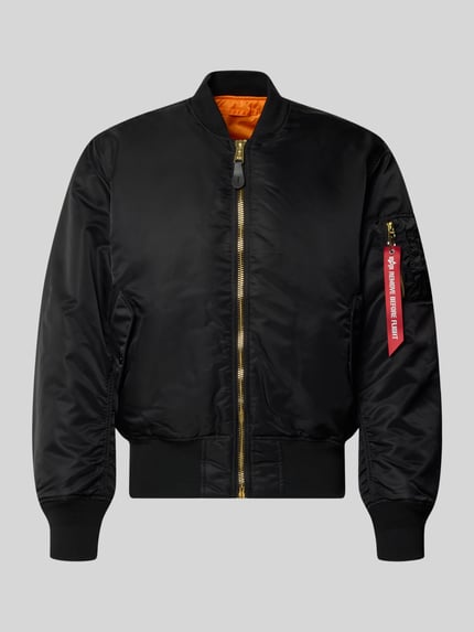 Produktfoto, schwarze Bomberjacke mit Pattentaschen und Label-Applikation von Alpha Industries, glänzende Textur, Reißverschluss, Regular Fit