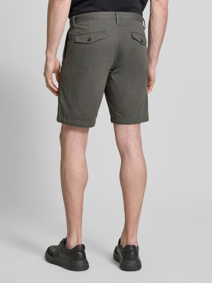 Männermodel trägt Slim Fit Shorts aus Baumwoll-Mix Modell 'SALO' von Marc O'Polo, Optik: Unifarben, Detailaufnahme Rückansicht.
