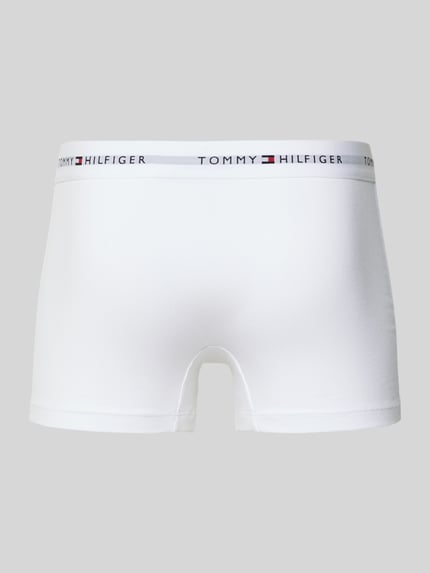 Männermodel trägt Trunks aus Baumwoll-Mix im 3er-Pack von Tommy Hilfiger, unifarben, elastischer Bund mit Labelschriftzug, Ganzkörperansicht Rückansicht.