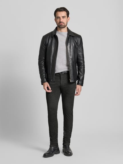 Männermodel draagt Slim Fit Chino met viscose-aandeel van Tom Tailor Denim, all-over patroon, zijzakken, middenhoge taille, volledige vooraanzicht.