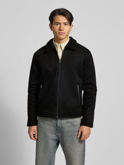Männermodel trägt Regular Fit Bomberjacke mit Kunstfellkragen Modell 'ROYCE' von Only & Sons in Wildleder-Optik, Ganzkörperansicht von vorne.