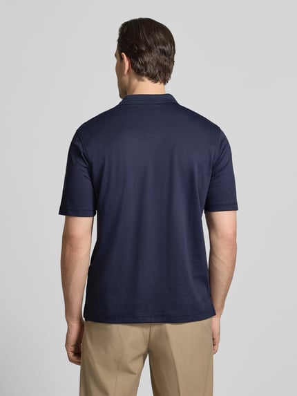 Männermodel trägt Regular Fit Poloshirt mit Brusttasche von Christian Berg Men in Dunkelblau, Material-Mix mit Baumwoll-Anteil, Rückenlänge bei Größe M 68 cm, Ganzkörperansicht Rückansicht.