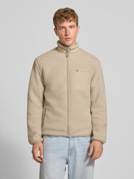 Männermodel trägt Regular Fit Teddyjacke mit Stehkragen Modell 'DALLAS' von ONLY, hellbeige, Struktur Webpelz, Ganzkörperansicht von vorne. Herren Teddy- / Webpelzjacke von ONLY & SONS