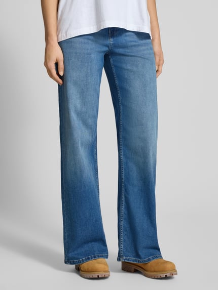 Vrouwenmodel draagt Wide Fit Jeans im 5-Pocket-Design van Review in blauwe katoenmix met knoop- en ritssluiting, binnenbeenlengte 81 cm, bandwijdte 41 cm, 5-pocketmodel. Ganzkörperansicht van voren.
