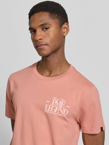 Männermodel trägt T-shirt mit labelprint en ronde hals van PME Legend, puur katoen, regular fit, ruglengte maat M 70 cm, Nahaufnahme Oberkörper