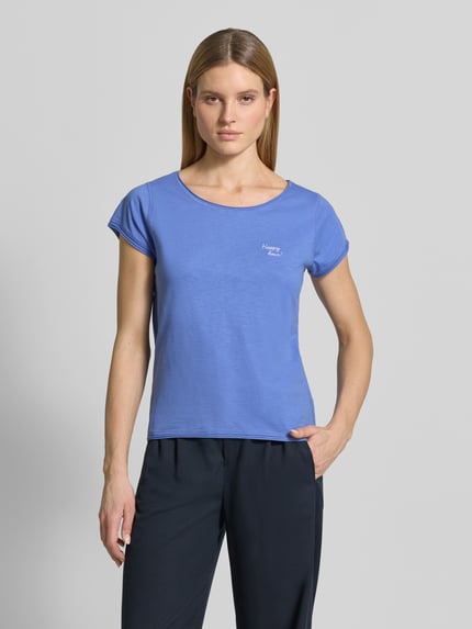 Kobiece modelka nosi T-Shirt mit Stitching und Rundhalsausschnitt od Christian Berg Woman, czysta bawełna, krój regular fit, niebieski kolor, z haftem i wykończeniem na surowo, długość pleców w rozmiarze S: 59 cm. Ganzkörperansicht von vorne.