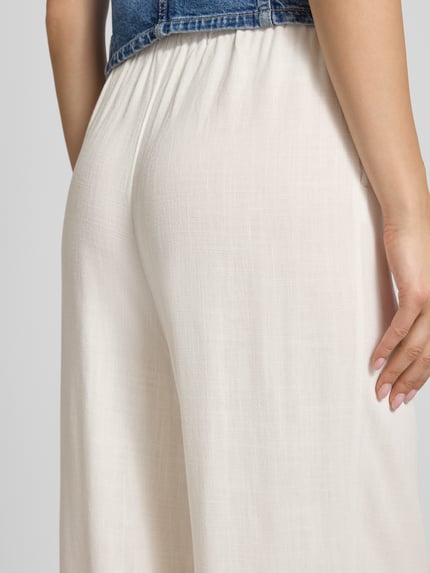 Frauenmodel trägt Loose Fit Weite Hose aus Viskose-Leinen-Mix Modell 'SIESTA' von Only, Flammgarn, Two-Tone-Optik, Detailaufnahme.