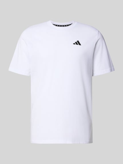 Produktfoto, weißes T-Shirt mit Label-Print von adidas Training, Regular Fit, gerippter Rundhalsausschnitt, Material-Mix mit Baumwolle