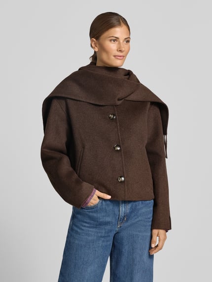Vrouwenmodel draagt Jacke aus Woll-Mix mit Schal van comma in donkerbruin met sjaal, knoopsluiting en rechte pasvorm, mix van wol en viscose, ruglengte maat S 50 cm, schouderbreedte 46 cm, borstwijdte 55 cm, mouwlengte 57 cm, vooraanzicht buste close-up.