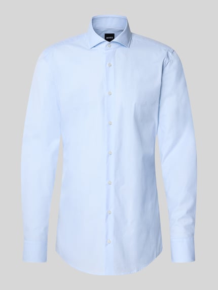 Produktfoto, Slim Fit Freizeithemd aus reiner Baumwolle von BOSS in Hellblau, unifarben, Haifischkragen, Popeline-Struktur, durchgehende Knopfleiste.