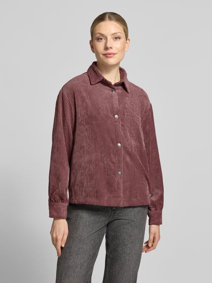 Frauenmodel trägt Regular Fit Hemdbluse aus Cord Modell 'La44ni' von ZABAIONE in Rosa, Hemdblusenkragen, Brusttasche, Knopfleiste, Ganzkörperansicht von vorne.