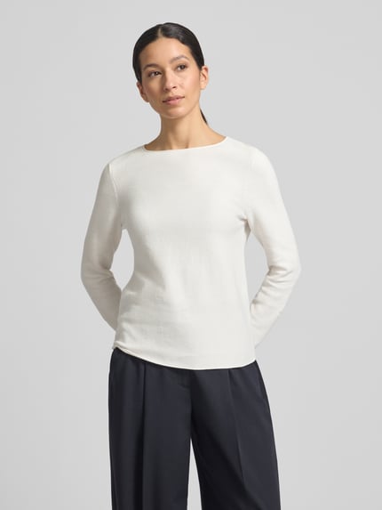 Vrouwenmodel draagt Regular Fit gebreide pullover uit puur katoen van Marc O'Polo, look: effen, ronde hals, lange mouw, rolzoom, knitwear, dames, materiaal: puur katoen. Ganzlichaamsaanzicht van voren.