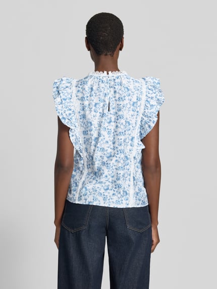 Vrouwenmodel draagt Regular Fit T-shirt uit viscosemix model 'BLISS' van Vero Moda, look: effen, ruchedetail, ronde hals, mouwloos, popeline, Ganzkörperansicht Rückansicht.