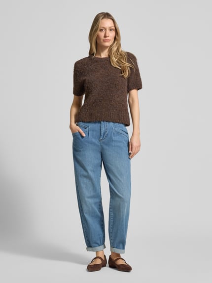 Vrouwenmodel draagt Loose Fit Jeans im 5-Pocket-Design Modell 'Studio Pants 406' van Buena Vista uit katoenmix met stretch, lichtblauw met omslagzoom, bandwijdte maat S 39 cm, binnenbeenlengte 71 cm, ganzebodyvooraanzicht.