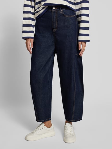 Vrouwenmodel draagt Barrel Jeans uit katoenmix model 'KAITLIN' van Vero Moda met 5-pocket-design, melange denim, close-up onderlichaam.
