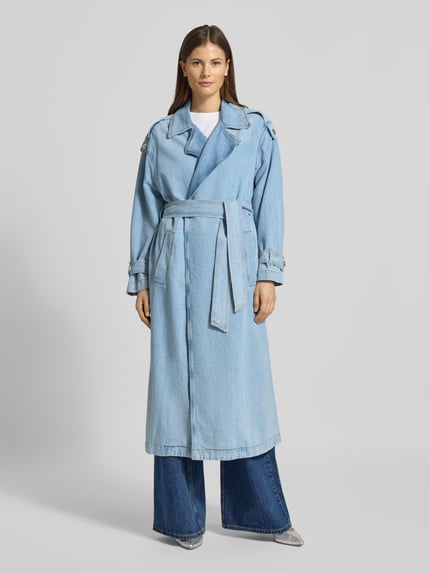Frauenmodel trägt Regular Fit Mantel mit Lyocell-Anteil von Liu Jo White in Denim-Optik, Baumwoll-Mix, Stoffband, Reverskragen, Eingrifftaschen, taillierte Passform, Schulterbreite 50 cm, Brustweite 44 cm, Ärmellänge 55 cm, Rückenlänge 123 cm, Ganzkörperansicht von vorne.