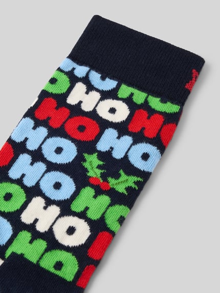 Produktfoto, Socken aus elastischem Baumwoll-Mix Modell 'Ho Ho Ho' von Happy Socks, dominują kolory: granat, czerwień, biel, błękit, zieleń; mieszanka bawełny i elastanu, Wyhaftowany motyw, Wyhaftowane logo, motyw bożonarodzeniowy, wzór bożonarodzeniowy, Happy Socks