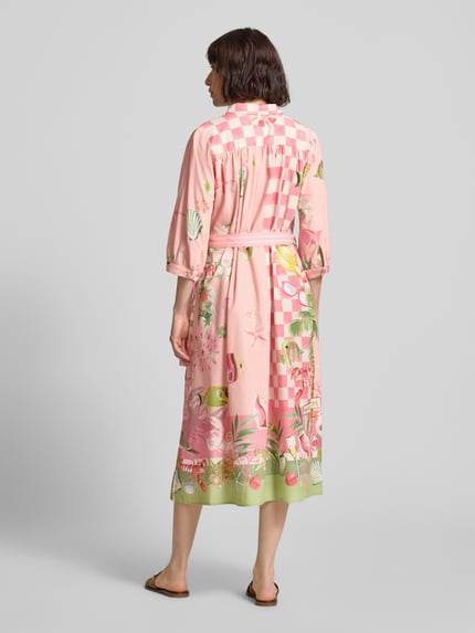 Vrouwenmodel draagt 'Hemdblusenkleid met Bindegürtel en 3/4-Arm' van Smith and Soul, mix van viscose en katoen, A-lijn, midi-jurk, all-over look, overhemdkraag, knoopsluiting, strikceintuur, 3/4-mouw, ruglengte maat S 115 cm, borstwijdte maat S 51 cm, mouwlengte maat S 45 cm, geheel te zien vanaf de achterkant
