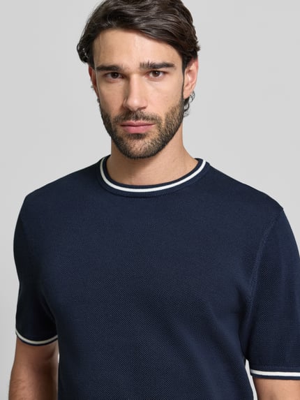 Männermodel trägt Regular Fit T-Shirt in Strick-Optik von Christian Berg Men, reine katoen, elastische boorden, ronde hals, Nahaufnahme Oberkörper.