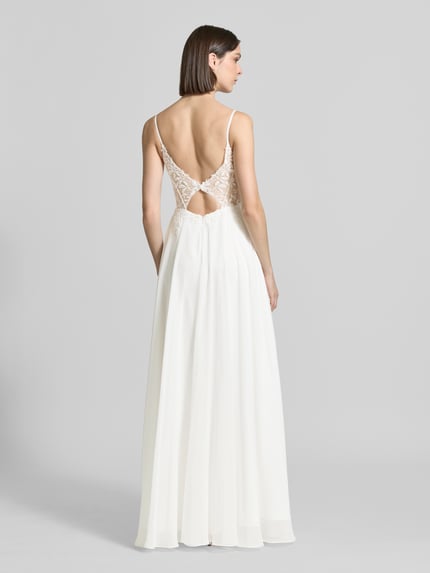 Frauenmodel trägt długą sukienkę z szyfonu z haftami i rozporkiem Maxikleid aus Chiffon mit Stitchings und Gehschlitz von Luxuar, taliowany fason, głęboki dekolt w serek, długość tyłu w rozmiarze 36: 128 cm, szerokość klatki piersiowej w rozmiarze 36: 33 cm, widok całej sylwetki z tyłu