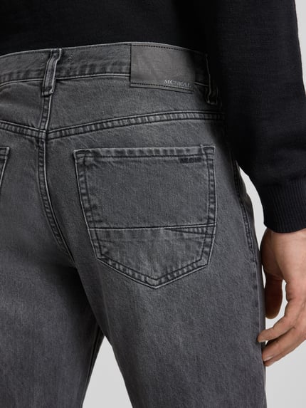 Mężczyzna nosi szare Loose Fit Jeans im 5-Pocket-Design od MCNEAL z czystej bawełny, zbliżenie tylnej części spodni, detal.