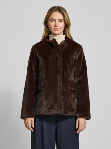 Vrouwenmodel draagt Jacke aus Kunstfell mit Pattentaschen van Lauren Ralph Lauren in bruin imitatiebont, regular fit, ronde hals, drukknoopsluiting, klepzakken; ruglengte 67 cm, schouderbreedte 46 cm, borstwijdte 51 cm, mouwlengte 59 cm. Ganzkörperansicht van voren.