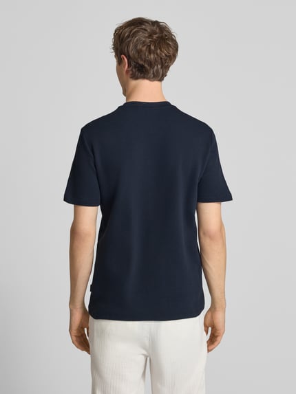 Männermodel trägt T-shirt mit Label-Detail Modell 'FILLIP' von Blend aus puur katoen, recht model, donkerblauw, Ganzkörperansicht Rückansicht.