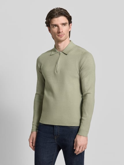 Männermodel trägt Slim Fit Pullover mit Polokragen Modell 'GUNA' von Samsøe Samsøe in hellem Grün, Reißverschluss, Ganzkörperansicht von vorne