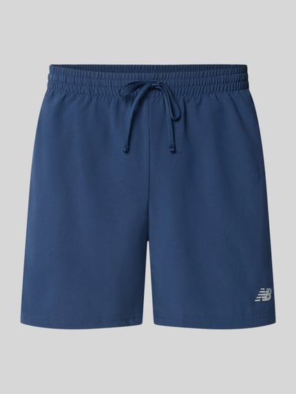 Produktfoto, Shorts mit elastischem Bund und Logo von New Balance in Dunkelblau, sichtbares Logo, glatte Oberfläche, Regular Fit, elastischer Bund, kurzer Schnitt, Kontext: Herren Shorts, Innenhose, Bundweite 40 cm, Innenbeinlänge 13 cm.